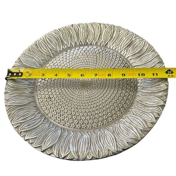 Wilton Armetale  12 inch pewter embossed sunflower round serving tray. - Picture 7 of 7